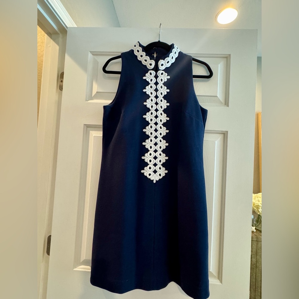 Lilly Pulitzer Shift Dress in EEUC Size M in Navy with White